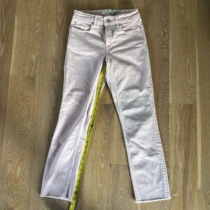 Vineyard Vines. Womens light pink denim high rise straight. Size 25. Stretch.